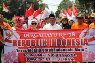 Warga RW 02, Kelurahan Cipete Utara, Kebayoran Baru, Jakarta Selatan, Kamis (17/8), mengikuti Karnaval Kemerdekaan.