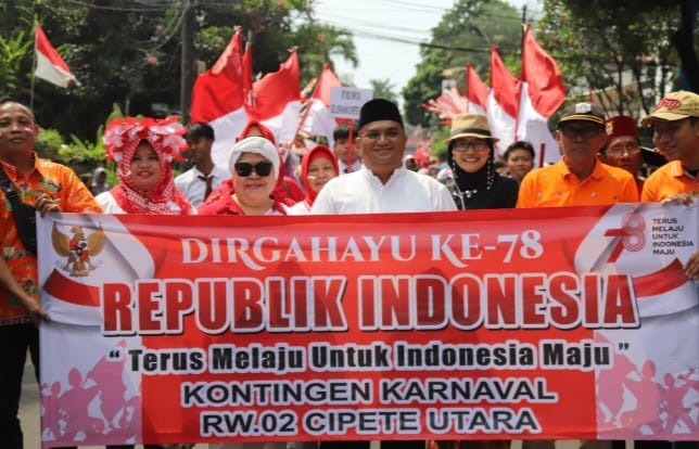 Warga RW 02, Kelurahan Cipete Utara, Kebayoran Baru, Jakarta Selatan, Kamis (17/8), mengikuti Karnaval Kemerdekaan.