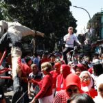 Suasana Alumni Muda ITB-UNPAD-UPI atau Ganjar Creativity mengadakan lomba rambo (rambut bodas) mirip Ganjar Pranowo dan jalan sehat mengarak miniatur Ganjar bersama masyarakat di Pasirluyu, Kecamatan Regol, Bandung, Jawa Barat, Kamis (17/8) siang. Foto: Creativity