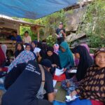 Komunitas Warung Tegal (Kowarteg) Indonesia mengadakan pemeriksaan kesehatan dan konsultasi secara gratis bagi Ibu-Ibu prasejahtera dan warga lanjut usia (lansia) di Kampung Sukasari, RT 002/RW 001, Desa Mekarlaksana, Kecamatan Culamega, Kabupaten Tasikmalaya, Jawa Barat, Rabu (16/8). Foto: Kowarteg