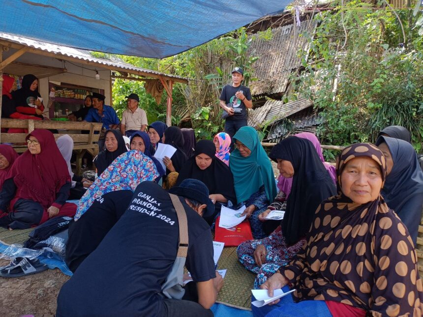 Komunitas Warung Tegal (Kowarteg) Indonesia mengadakan pemeriksaan kesehatan dan konsultasi secara gratis bagi Ibu-Ibu prasejahtera dan warga lanjut usia (lansia) di Kampung Sukasari, RT 002/RW 001, Desa Mekarlaksana, Kecamatan Culamega, Kabupaten Tasikmalaya, Jawa Barat, Rabu (16/8). Foto: Kowarteg