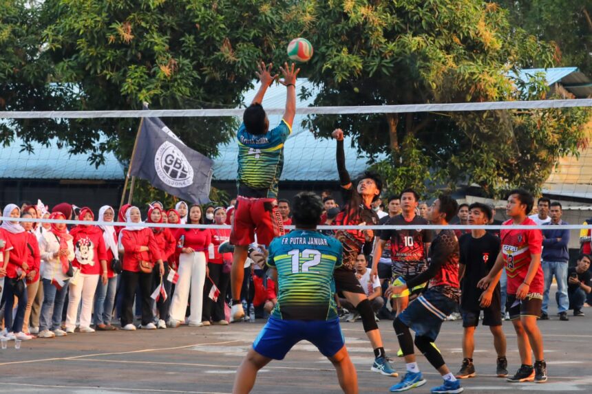 Suasana turnamen Ganjaran Bola Voli dan lomba Agustusan di PT Willbes Global, Kecamatan Purwadadi, Kabupaten Subang, Jawa Barat (Jabar), belum lama ini. Foto: GBB