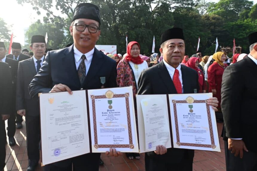 Bertepatan dengan peringatan kemerdekaan Indonesia, dua perwira PT Pertamina meraih Satyalancana Wira Karya dari Presiden RI.