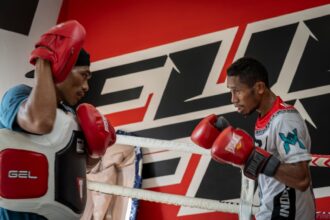 Jon Jon Jet berlatih bersama Hebi Marapu dalam persiapan pertarungan untuk mempertahankan gelar WBC Asian Boxing Council Continental kelas bantam super. (Foto: XBC Sportech)