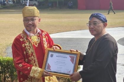 Caption: Wali Kota Depok Mohammad Idris menyerahkan penghargaan kepada Kepala BPN Depok Indra Gunawan usai upacara Kemerdekaan RI ke-78 di halaman Pemerintah Kota Depok, Kamis, 17 Agustus 2023.