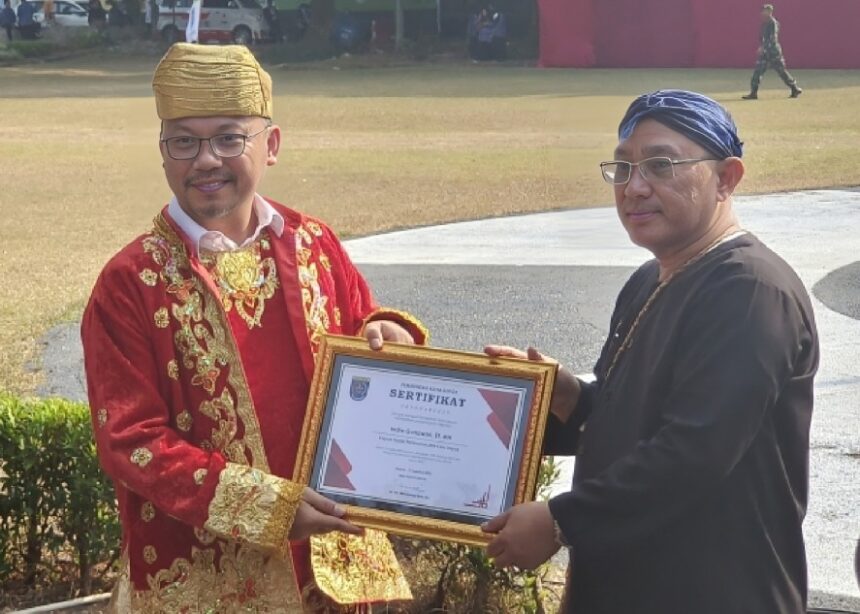 Caption: Wali Kota Depok Mohammad Idris menyerahkan penghargaan kepada Kepala BPN Depok Indra Gunawan usai upacara Kemerdekaan RI ke-78 di halaman Pemerintah Kota Depok, Kamis, 17 Agustus 2023.