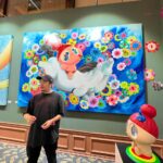 Seniman yang menggabungkan seni pop art dan old master, Peter Rhian Gunawan di depan salah satu karya lukisannya. Foto: Ist