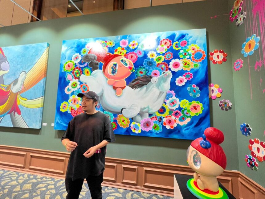 Seniman yang menggabungkan seni pop art dan old master, Peter Rhian Gunawan di depan salah satu karya lukisannya. Foto: Ist