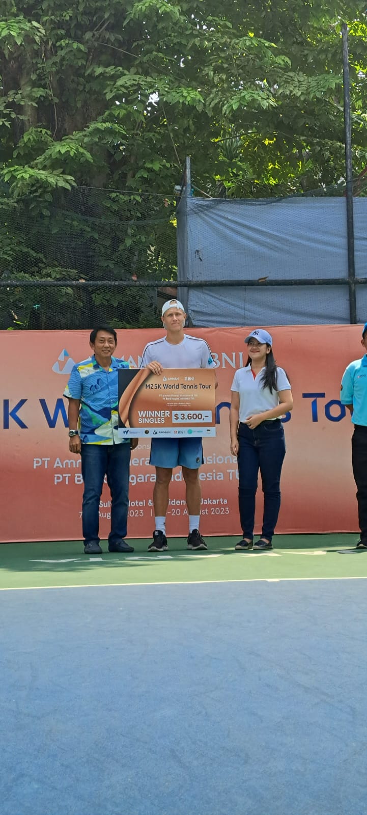 Leo Borg mencatat hasil mengagumkan diajang turnamen Amman BNI M25K Seri kedua dengan menjadi juara tunggal putra, setelah di final mengkandaskan Blake Mott dengan straight set. foto/ipol/ist