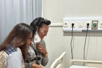 Nurfitriyana dan Lilies Handayani terbang ke Makassar, Sulawesi Selatan (Sulsel) untuk menjenguk rekannya Kusuma Wardani yang sedang terbaring di Rumah Sakit Hermina Makassar Sulsel, Minggu (20/8/2023). Foto/ist