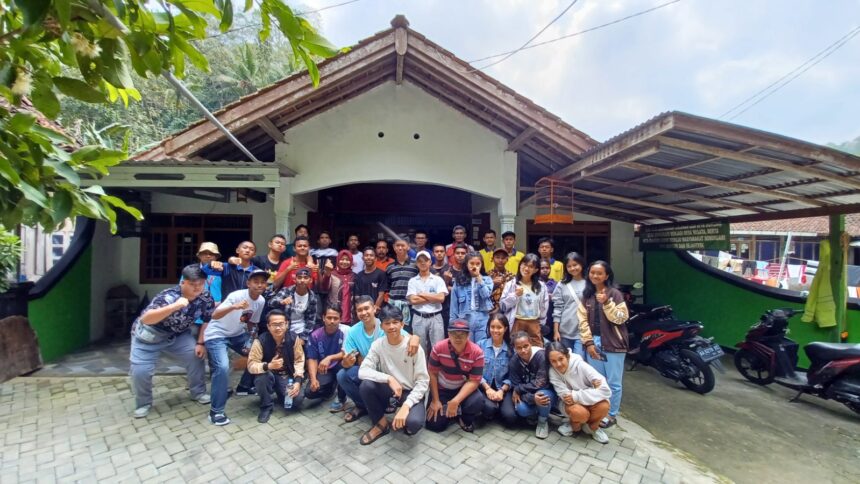Caption ☝️: Siswa belajar di sentra pengolahan kulit manggis bersama Bapak Kepala Desa dan ibu. Foto/dok