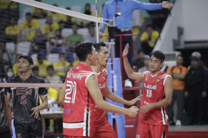 Tim putra tuan rumah, Kalimantan Barat (Kalbar) mendapatkan hasil positif pada laga perdananya, usai memukul Bali 3-1 (24-26, 25-15, 25-20, 25-23), pada gelaran babak delapan besar Kejuaraan Bolavoli Piala Kapolri 2023 di GOR Pangsuma Pontianak, Selasa (22/8/2023).Kredit foto: @moji.social