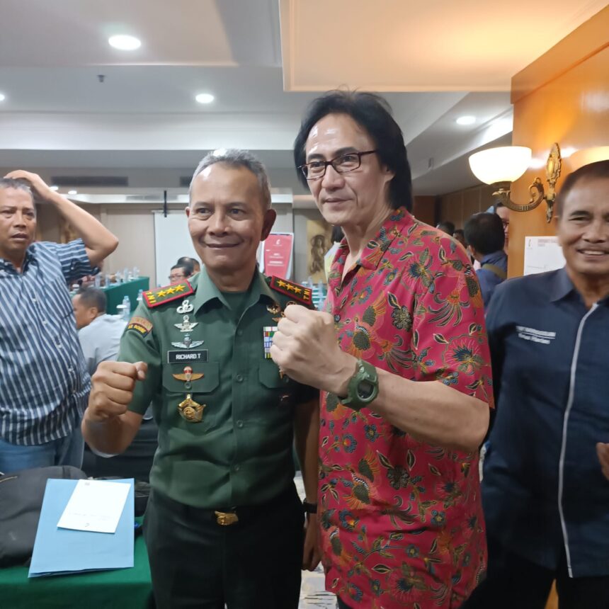 Letjen TNI Richard Tampubolon (kiri) berdoto bersama mantan taekwondoin nasional dan Olympian Lamting. Foto/ist