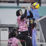 Tim putri tuan rumah Kalimantan Barat (Kalbar) membuka peluang besar, lolos ke semifinal usai memenangkan laga keduanya di Pul X babak delapan besar Kejuaraan Bolavoli Piala Kapolri 2023, di GOR Pangsuma Pontianak, Kamis (24/8/2025). Foto/moji