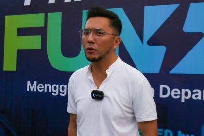 Ananda Omesh, aktor yang juga menjadi salah satu pengguna motor listrik sejak tahun 2015. Foto: Dok PLN