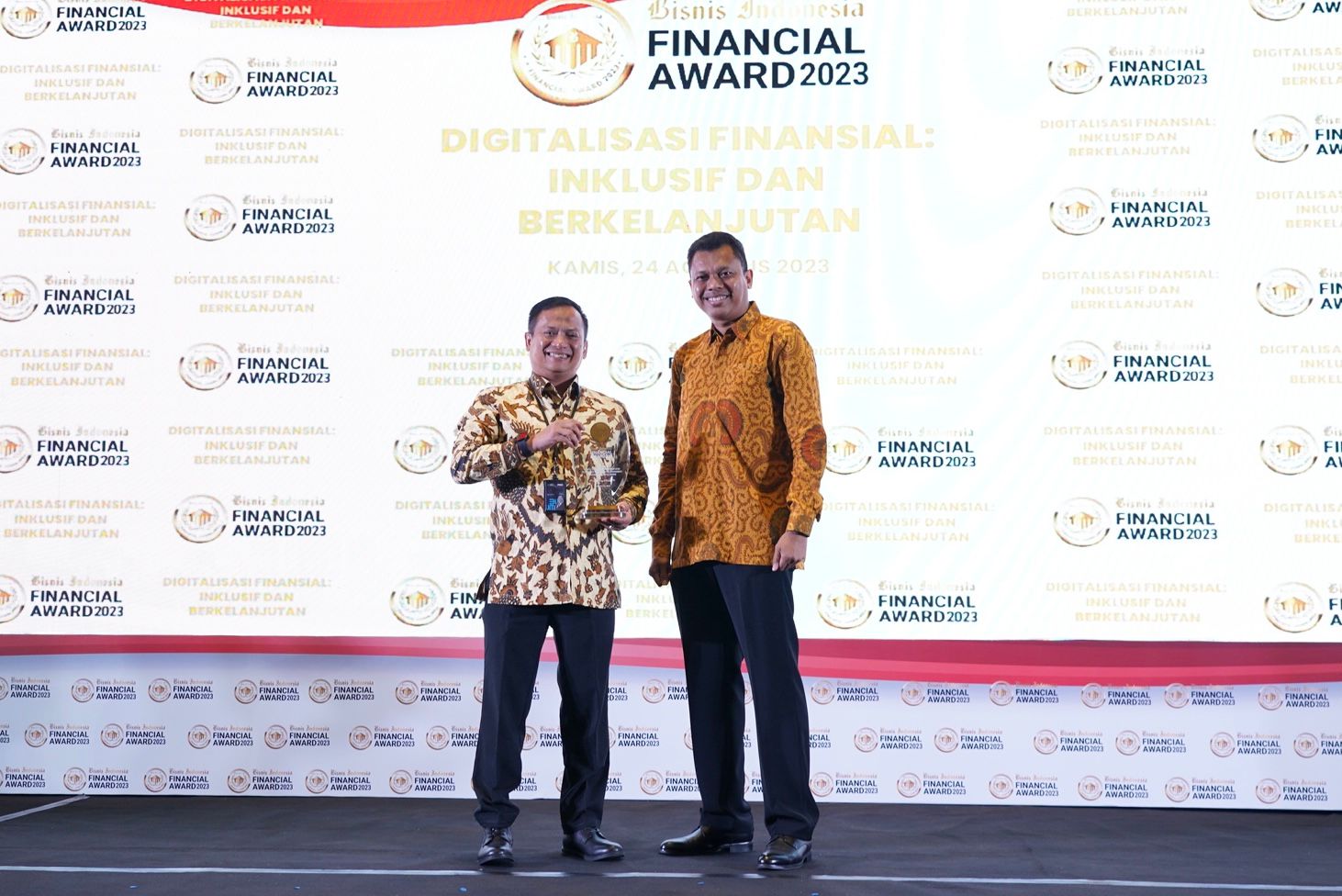 Wakil Pemimpin Redaksi Bisnis Indonesia Fahmi Achmad Triantkepada Direktur Utama PNM Arief Mulyadi. Foto/dok