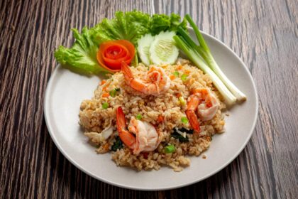 Ilustrasi nasi goreng nanas seafood. Foto: Freepik @jcomp