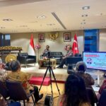 Menkopolhukam Mahfud MD dalam sebuah dialog kebangsaan dengan para mahasiswa dan warga Indonesia di Ankara dan Istanbul, Turki, Jumat (25/8). Foto: Kemenkopolhukam