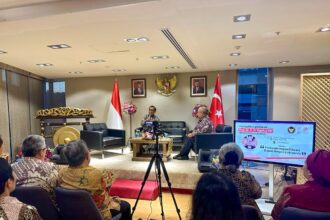Menkopolhukam Mahfud MD dalam sebuah dialog kebangsaan dengan para mahasiswa dan warga Indonesia di Ankara dan Istanbul, Turki, Jumat (25/8). Foto: Kemenkopolhukam