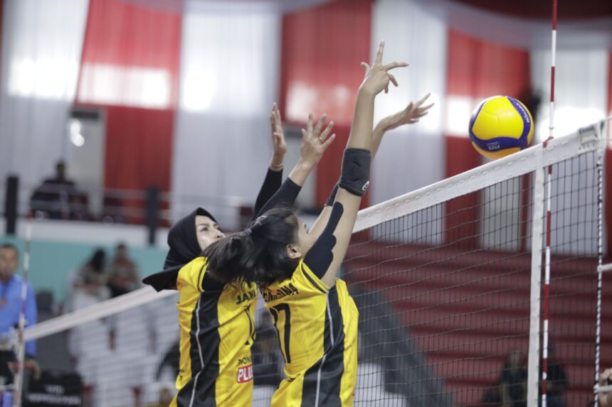 Tim putri Kalimantan Timur (Kaltim) dan Kalimantan Barat (Kalbar) menjadi tim pertama yang melangkah ke semifinal Kejuaraan Bolavoli Piala Kapolri 2023 yang berlangsung di GOR Pangsuma Pontianak. Foto/moji