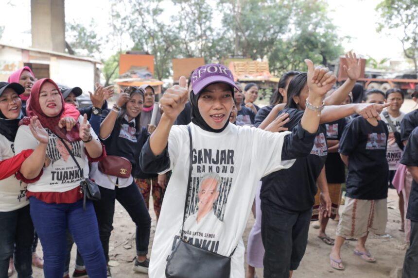 Ibu-Ibu warga Pangkalan Truk Pergudangan Pluit, Kecamatan Penjaringan, Jakarta Utara, bersemangat mengikuti lomba joget dan lainnya yang diadakan Komunitas Sopir Truk (KST) Dukung Ganjar, Sabtu (26/8). Foto: KST