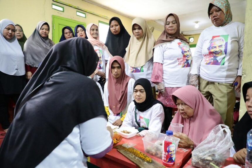 Ibu-Ibu warga Desa Cimahi, Kecamatan Cicantayan, Kabupaten Sukabumi, Jawa Barat, Sabtu (26/8), antusias mengikuti Workshop Pembuatan Jamu Tradisional, warisan budaya bangsa Indonesia, dikonsumsi turun temurun. Foto: Pandawa