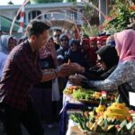 Acara Kampung Kreatif di Dusun Ciarog, Desa Kersamanah, Kecamatan Kersamanah, Kabupaten Garut, Jawa Barat, Jumat (25/8), dimeriahkan lomba kreasi makanan tradisional hias tumpeng dan hiburan rakyat. Dihadiri pemain sinetron preman pensiun Ucup Palentin. Foto: GMP