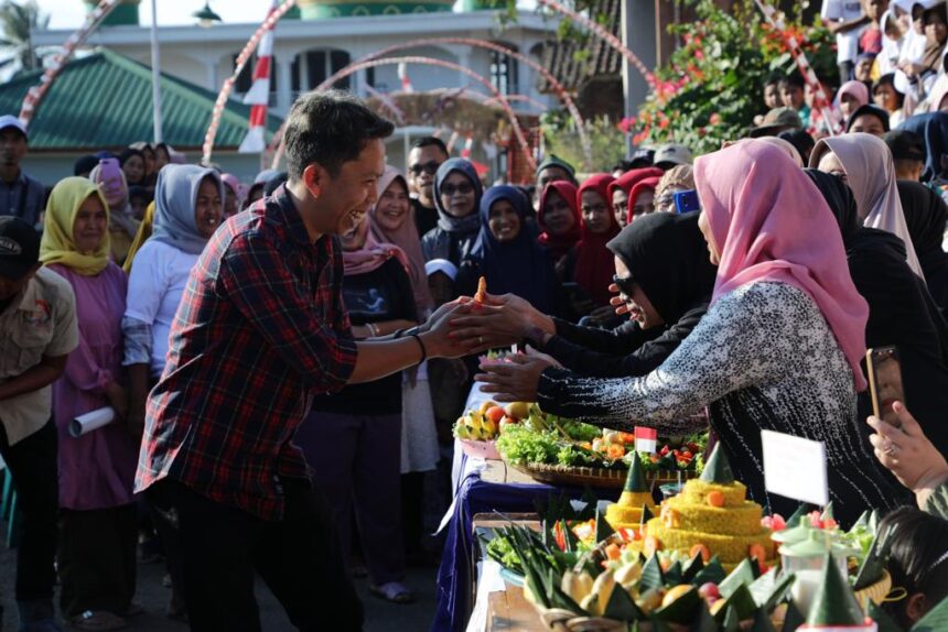 Acara Kampung Kreatif di Dusun Ciarog, Desa Kersamanah, Kecamatan Kersamanah, Kabupaten Garut, Jawa Barat, Jumat (25/8), dimeriahkan lomba kreasi makanan tradisional hias tumpeng dan hiburan rakyat. Dihadiri pemain sinetron preman pensiun Ucup Palentin. Foto: GMP