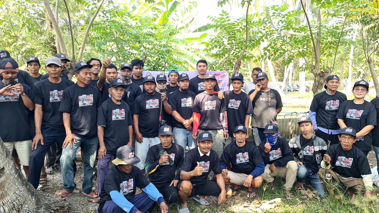 Komunitas Sopir Truk (KST) Jawa Barat (Jabar) dan warga sekitar saat kegiatan sosialisasi pengenalan sosok Ganjar Pranowo hingga mancing bersama rekan sesama pengendara di Desa Makmur Jaya, Kecamatan Jayakerta, Kabupaten Karawang, Sabtu (26/8). Foto: KST