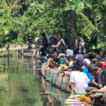 Komunitas Sopir Truk (KST) Jawa Barat (Jabar) dan warga sekitar saat kegiatan sosialisasi pengenalan sosok Ganjar Pranowo hingga mancing bersama rekan sesama pengendara di Desa Makmur Jaya, Kecamatan Jayakerta, Kabupaten Karawang, Sabtu (26/8). Foto: KST