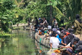 Komunitas Sopir Truk (KST) Jawa Barat (Jabar) dan warga sekitar saat kegiatan sosialisasi pengenalan sosok Ganjar Pranowo hingga mancing bersama rekan sesama pengendara di Desa Makmur Jaya, Kecamatan Jayakerta, Kabupaten Karawang, Sabtu (26/8). Foto: KST