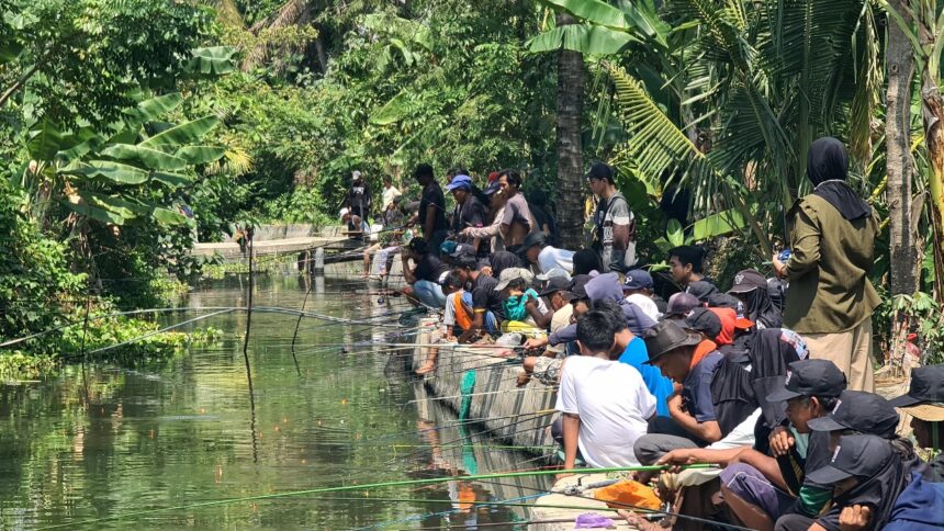 Komunitas Sopir Truk (KST) Jawa Barat (Jabar) dan warga sekitar saat kegiatan sosialisasi pengenalan sosok Ganjar Pranowo hingga mancing bersama rekan sesama pengendara di Desa Makmur Jaya, Kecamatan Jayakerta, Kabupaten Karawang, Sabtu (26/8). Foto: KST