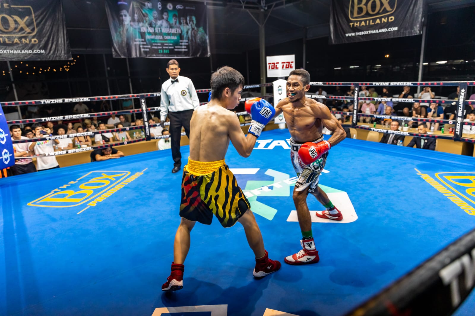 Lewat kombinasi pukulan beruntun, Jon Jon Jet menghentikan perlawanan Woraweth Nawateniwong di ronde ketujuh dan mempertahankan gelar juara kelas bantam super WBC Asian Boxing Council Continental dalam pertarungan di Bangkok, Sabtu (26/8). Foto/dok xbc