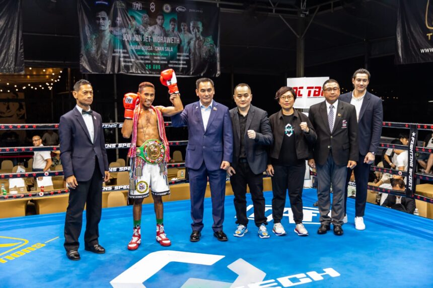 Lewat kombinasi pukulan beruntun, Jon Jon Jet menghentikan perlawanan Woraweth Nawateniwong di ronde ketujuh dan mempertahankan gelar juara kelas bantam super WBC Asian Boxing Council Continental dalam pertarungan di Bangkok, Sabtu (26/8). Foto/dok xbc