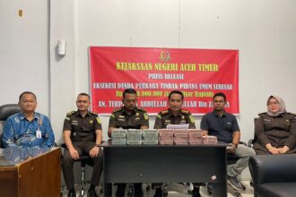 Kejaksaan Negeri Aceh Timur saat memperlihatkan uang denda sebesar Rp1 miliar yang diserahkan atas nama terpidana kasus narkotika, Abdullah alias Dullah bin Zakaria, Senin (28/8).