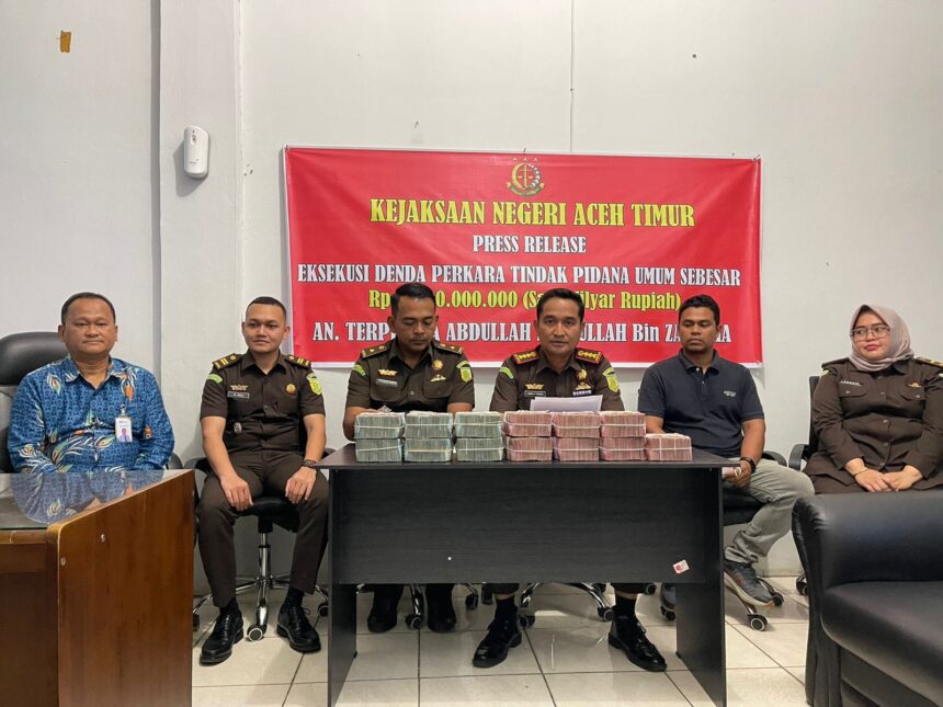 Kejaksaan Negeri Aceh Timur saat memperlihatkan uang denda sebesar Rp1 miliar yang diserahkan atas nama terpidana kasus narkotika, Abdullah alias Dullah bin Zakaria, Senin (28/8).