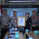 Ketua Lembaga Kajian Strategi Kepolisian Indonesia (Lemkapi), Edi Hasibuan saat memberikan penghargaan Presisi Award kepada Kepala Divisi Humas Polri, Irjen Pol Sandi Nugroho dan jajaran, Senin (28/8). Foto: Divhumas Polri