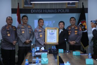 Ketua Lembaga Kajian Strategi Kepolisian Indonesia (Lemkapi), Edi Hasibuan saat memberikan penghargaan Presisi Award kepada Kepala Divisi Humas Polri, Irjen Pol Sandi Nugroho dan jajaran, Senin (28/8). Foto: Divhumas Polri