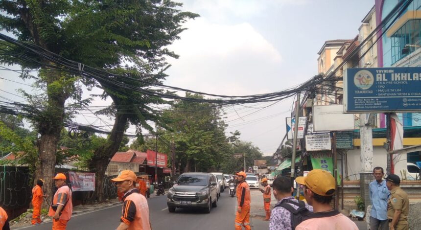 Sejumlah pasukan kuning dan PPSU merapikan kabel yang tersangkut kendaraan berat truk di Jl. H. Syaip, Gandaria Selatan, Cilandak, Jakarta Selatan, Senin (28/8). Foto: Ist
