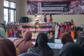 Ganjar Creativity (Ganjartivity) berikan pesan moral dan sejarah untuk masyarakat melalui pagelaran wayang golek di Gedung Serbaguna, RW 11, Kelurahan Gumuruh, Kecamatan Batununggal, Bandung, Jawa Barat, Minggu (27/8). Foto: Ganjartivity