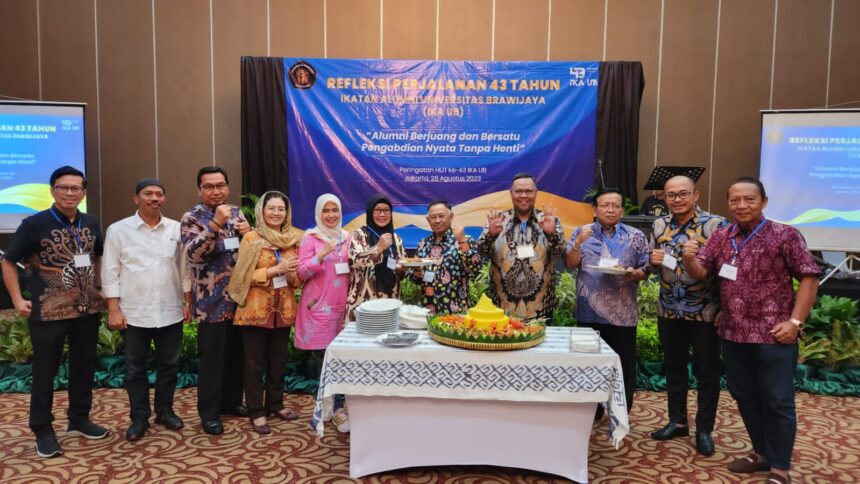 Presidium IKA UB, M Lukman Edi (keempat dari kanan). (Foto dok pribadi)