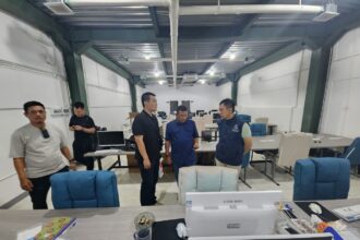 Divisi Hubungan Internasional (Hubinter) Polri melakukan join operation dengan Ministry of Public Security of Republik Rakyat Tiongkok (RRT) menggerebek dan menangkap puluhan pelaku tindak pidana love scamming di Komplek Cammo Industrial Park Simpang Kara, Kepulauan Riau, Selasa (29/8). Foto: Ist