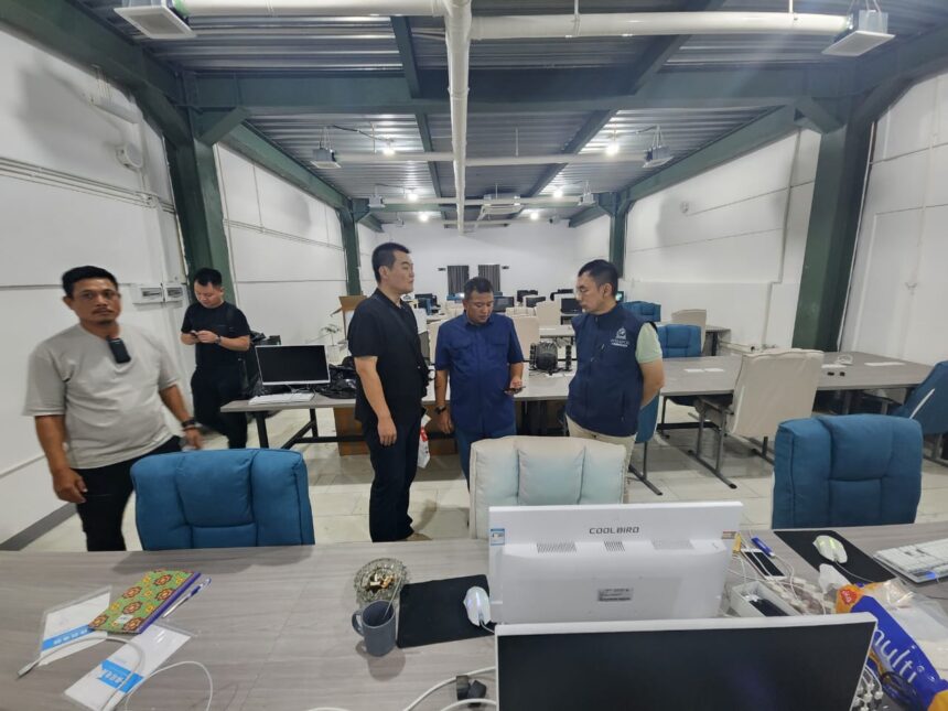 Divisi Hubungan Internasional (Hubinter) Polri melakukan join operation dengan Ministry of Public Security of Republik Rakyat Tiongkok (RRT) menggerebek dan menangkap puluhan pelaku tindak pidana love scamming di Komplek Cammo Industrial Park Simpang Kara, Kepulauan Riau, Selasa (29/8). Foto: Ist