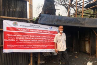 Andi Lukman selaku perajin arang batok memprotes dan kecewa dengan penutupan tempat usahanya oleh Pemerintah Kota (Pemkot) Jakarta Timur di kawasan perumahan Jalan Anggrek, RT 04/RW 02, Kelurahan Lubang Buaya, Kecamatan Cipayung, Selasa (29/8) siang. Foto: Ist