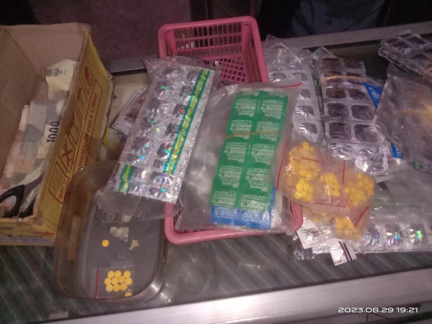 Ribuan obat diduga daftar G yang dijual di toko berkedok toko kosmetik digerebek warga di Jalan Rawabinong, RT 04/RW 10, Kelurahan Lubang Buaya, Cipayung, Jakarta Timur, Selasa (29/8) malam. Foto: Ist