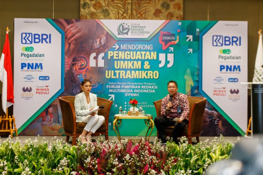 Sekretaris Perusahaan PT Pegadaian, Yudi Sadono (batik lengan panjang) saat memberikan pemaparan dalam diskusi bertema 'Mendorong Penguatan Usaha Mikro Kecil dan Menengah (UMKM) dan Ultra Mikro' digelar oleh Forum Pimpinan Redaksi Multimedia Indonesia (FPRMI) di Hotel Sultan Jakarta, Rabu (30/8). Foto: Joesvicar Iqbal/ipol.id