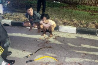 Aksi Tim Perintis Presisi Polres Metro Jakarta Timur saat berhasil mencokok dua orang terduga pelaku begal bersenjata tajam celurit di Jalan Dr. Sumarno, Kelurahan Penggilingan, Kecamatan Cakung, Rabu (30/8) dini hari. Foto: Ist