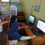 Program TJSL Bantuan Sarana Digital Sekolah di DTA Nurul Islam Sumedang sebagai salah satu wujud nyata komitmen Telkom dalam program strategis bidang sosial dan lingkungan guna mendukung Tujuan Pembangunan Berkelanjutan (TPB), khususnya pada pilar pembangunan sosial. Foto: Telkom Indonesia