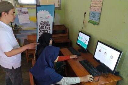 Program TJSL Bantuan Sarana Digital Sekolah di DTA Nurul Islam Sumedang sebagai salah satu wujud nyata komitmen Telkom dalam program strategis bidang sosial dan lingkungan guna mendukung Tujuan Pembangunan Berkelanjutan (TPB), khususnya pada pilar pembangunan sosial. Foto: Telkom Indonesia