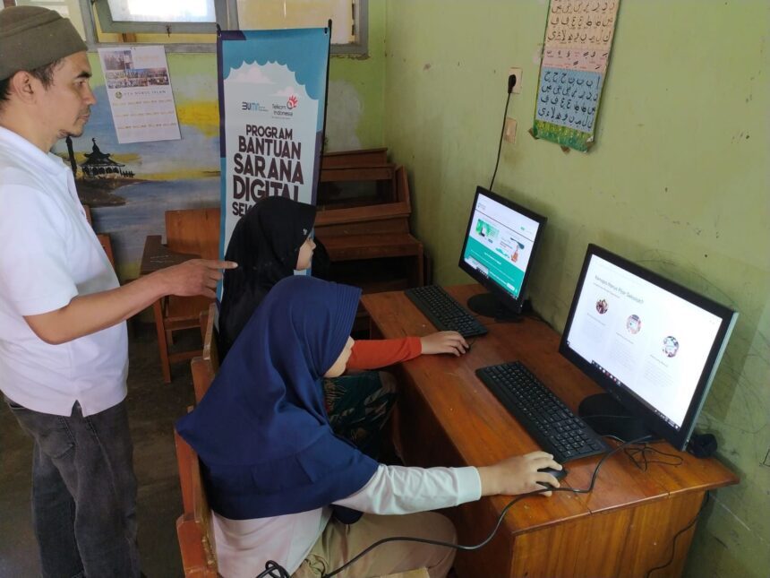 Program TJSL Bantuan Sarana Digital Sekolah di DTA Nurul Islam Sumedang sebagai salah satu wujud nyata komitmen Telkom dalam program strategis bidang sosial dan lingkungan guna mendukung Tujuan Pembangunan Berkelanjutan (TPB), khususnya pada pilar pembangunan sosial. Foto: Telkom Indonesia